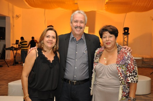 O presidente do Jaraguá Tênis Clube, Leonardo Pinto Júnior, ladeado pela mulher, Cristina Duarte Pinto, e a promoter Weldja Miranda