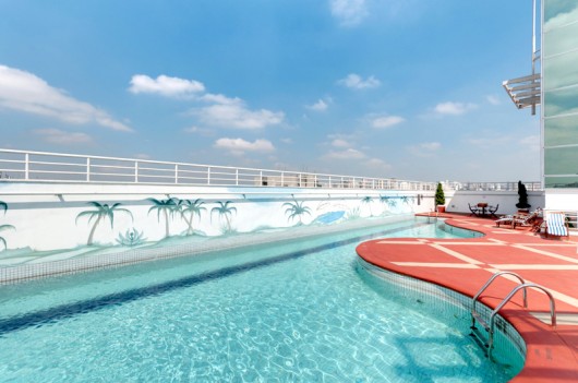 Hotel TRYP Nações Unidas apresenta o programa Own The City exclusivo para finais de semana TRYP Naciones Unidas - Swimming Pool