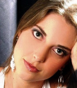 A médica paulista Michele Gatti Carballo comemora idade nova A belíssima e competente médica, formada pela Universidade de São Paulo (USP)
