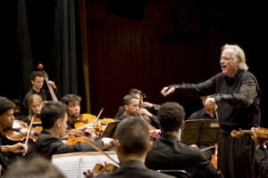 No intuito de democratizar a música erudita, a Filarmônica Bachiana SESI SP, sob regência do maestro João Carlos Martins, fará uma apresentação dentro da quadra da escola de Samba Vai-Vai de São Paulo, às 20hs, dia 20/02, para mostrar a música clássica aos admiradores do samba