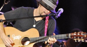 A atração internacional Jason Mraz foi surpreendente em sua apresentação, no Festival de Verão de Salvador, pois mostrou mais talento, simpatia e facilidade em interagir com o público do que era esperado