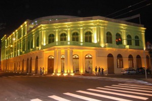 Fachada do Teatro Coliseu à noite