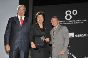 Laboratório de Hélia Mendes é reconhecido nacionalmente Elcio de Lucca, Presidente do Conselho Superior MBC, Helia Mendes e Alexandre Teixeira, Secretário Executivo do Desenvolvimento e Indústria do Comércio Exterior