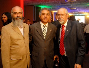 Carlos Silveira (diretor do Instituto Sescap Bahia), Edson Oliveira (vice-presidente da Fenacon Nordeste) e Valdir Pietrobon (presidente da FENACON)
