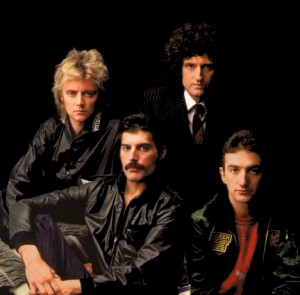 Roger Taylor e Brian May (atrás), Freddie Mercury e John Deacon