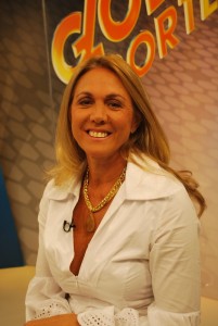 No programa Globo Esporte, Hortência usou modelo exclusivo Vera Rosa Bijoux, by Gisele França