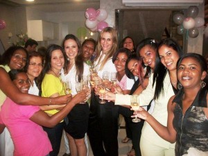 Juliana Feroldi comemora com a staff do Spa