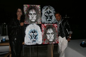 Alice Cooper, empolgado com a obra, e Roberto Camismie