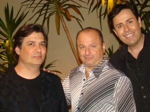 Carlos Alberto Azevedo e Evandro Hazzy ladeando Ovadia Saadia