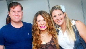 Elba Ramalho ladeada pelo prefeito de Coruripe, Marx Beltrão (PMDB), e sua mulher, Rafaella Costa