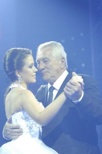 Gabi dançandoa valsa com o seu avô, Júlio Podolan (Fotos Kleber de Abreu)