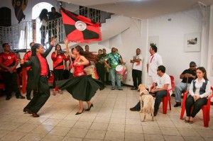 Deficientes visuais participam do curso de jurado de bateria