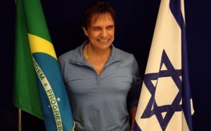 Roberto Carlos entre as bandeiras do Brasil e Israel