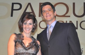 Os atores na apresentação da solenidade, Deborah Secco e Márcio Garcia