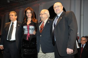 Sindivestuário em festas! Heitor Alves Filho, presidente do Sindiroupas; Cláudia Métne, coordenadora do desfile de moda; Nelson Abbud João, presidente do Sindicamisas; e Ronald Moris Masijah, presidente do Sindivest