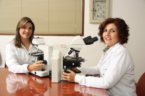 Proclínico promove simpósio no dia 20 As diretoras do Proclínico Diagnóstico Laboratorial, as Dras. Laryce Nogueira (CRBM/AL 1204) e Lygia Nogueira (CRM/AL 1485)