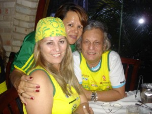 - Carlos e Cleide Méro com a anfitriã Jacira Leão, presenças garantidas em todas as edições