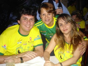 A anfitriã Jacira Leão com Bruno e Jane Eire Lins