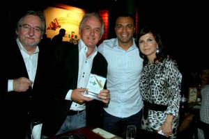 No evento, os embaixadores e responsáveis pelo sucesso da noite: Flavio Padovan, Otavio Mesquita, o jogador de futebol Denilson e a presidente da Cruz Verde, Marilena Pacios