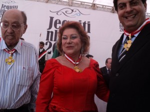 A empresária Cátia Vasconcelos (única mulher entre os agraciados) entre o ex-prefeito Antônio Murta  e o atual prefeito Roberto Botelho