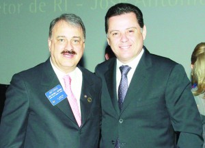 Diretor de Rotary International, José Antonio Antiório e o governador do Estado de Goiás, Marconi Perillo