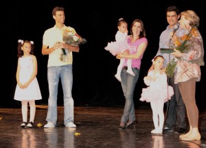 Gustavo Kuerten, os diretores Lenise e Carlos Eduardo de Andrade, mais Alice Kuerten, com bailarinas que se apresentaram na abertura da mostra de dança infantil A Noite é uma Criança, no Teatro Governador Pedro Ivo, em Florianópolis. CRÉDITO: MURILO VESSLING JR/DIVULGAÇÃO