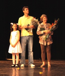 Gustavo e Alice Kuerten, com uma das bailarinas do Instituto Guga Kuerten, durante a homenagem que receberam da mostra de dança infantil A Noite é uma Criança, no Teatro Governador Pedro Ivo, em Florianópolis. CRÉDITO: MURILO VESSLING JR/DIVULGAÇÃO