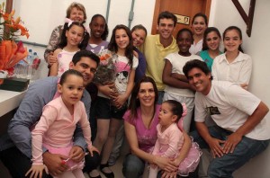 Atrás, Alice Kuerten (à esquerda) e Gustavo, mais os bailarinos do Instituto Guga Kuerten. À frente, Carlos Eduardo de Andrade e Lenise, diretores do evento, com as filhas Maria Eduarda e Maria Fernanda, e o coreógrafo Thiago Moreira (à direita). CRÉDITO: MURILO VESSLING JR/DIVULGAÇÃO