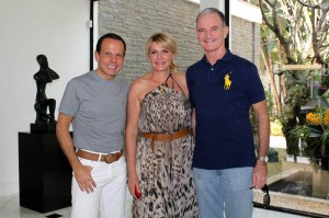 O casal anfitrião Bia e João Dória Jr. com Roger Ingold