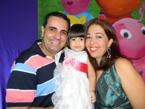 Papais orgulhosos: Cristiano Souza, Assessor do Gabinete da Procuradoria Geral do Estado (PGE), Yasmim e a advogada Albânia Rios | Clique na imagem para ampliar