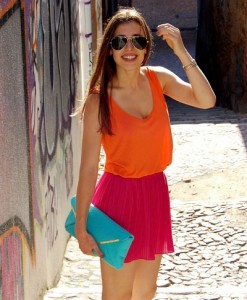 Coral + pink, com maxi-carteira azul turquesa