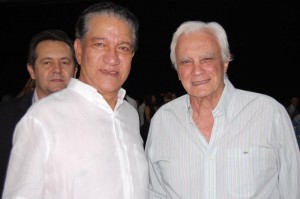 Noite de Autógrafos O penalista e diretor do complexo que leva seu nome, Damásio Evangelista de Jesus, mais Zarcillo Barbosa