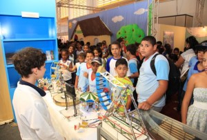 Brinquedos encantaram público que esteve na Bienal nesta terça