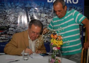 Noite de Autógrafos Conhecido João Bidú, da Editora Alto Astral, que tem a coluna sobre Horóscopo pelo Brasil afora, com seu amigo Rufino
