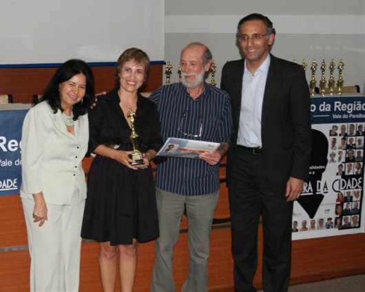 Homenagem Colunista Marilda Serrano, distinguida Carla Serrano (defensora dos animais), pai Cleón Serrano, mais o prefeito de SJC, Eduardo Cury