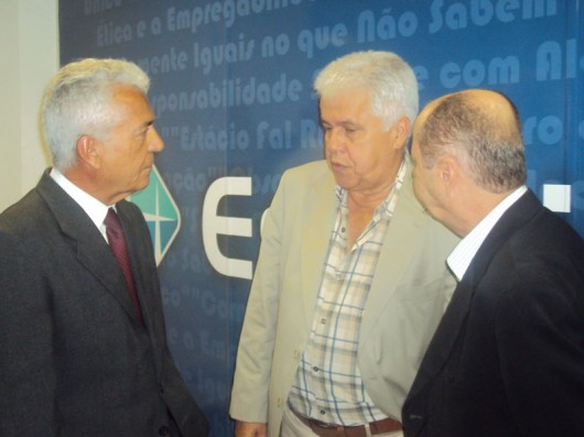 Diretor-geral da Estácio FAL, Ruy Chaves (e), recebeu o vice governador Thomaz Nonô e o empresário José Ribeiro, na inauguração do Espaço de Estágios e Empregos da Instituição