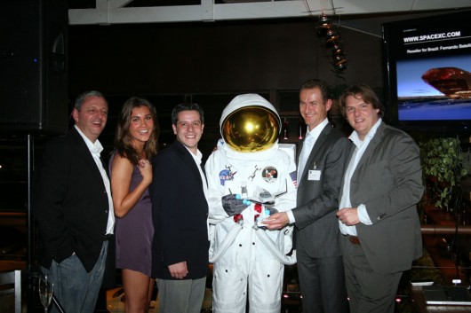 Space Expedition Curação Os empresários Vitor Lozetti e Fernando Batelli, representantes da SXC no Brasil, com Nathalie Streng, Relações Comerciais da SXC, o astronauta e o piloto Harry Van Hulten, do projeto, e o fundador e diretor-presidente da SXC, Maarten Elshove, no Restaurante Avila