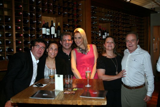 Space Expedition Curação Presentes na festa do lançamento, os casais, o médico Lenilson Moreira com Ana Moreira, o produtor Aldo Grisi e a esposa Rebeca Grisi (apresentadora do Programa Amaury Jr.) e o casal, o empresário Renato e Ivan Neublum