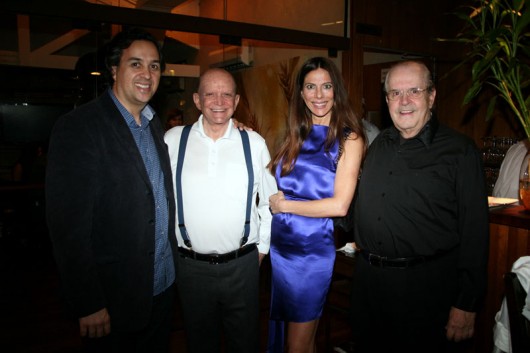 O proprietário do Restaurante Avila, Guilherme Avila, recepcionando o megaempresário Olacyr de Moraes e Regina Aquilino, e o Mister Vegas, Ciro Batelli