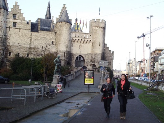 As mais novas amigas se divertem na capital da Bélgica