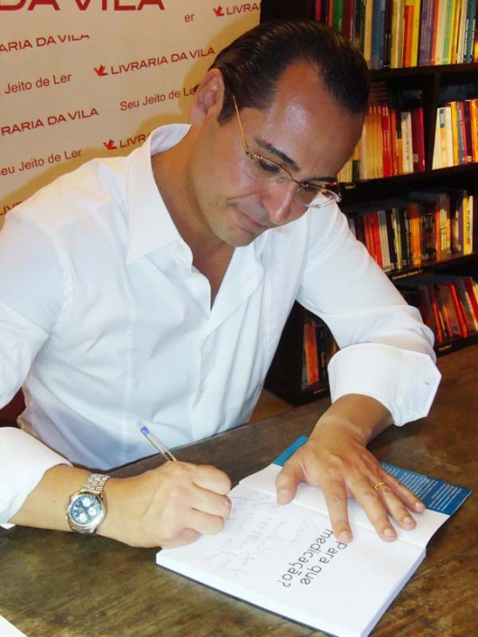 Mascaro autografa seu livro "Para que Medicação?"