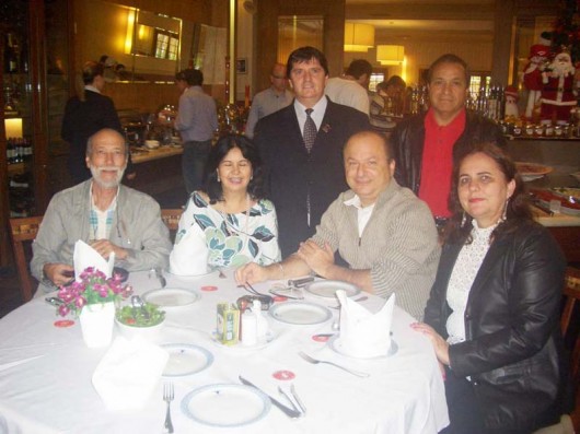 Maitre executivo José Carlos recebe os casais Cleón e Marilda Serrano (SJC/SP), R.P. Ovadia Saadia, mais Sérgio Ruz (em pé camisa vermelha) e Luzita Levy (Guarapuava/PR)