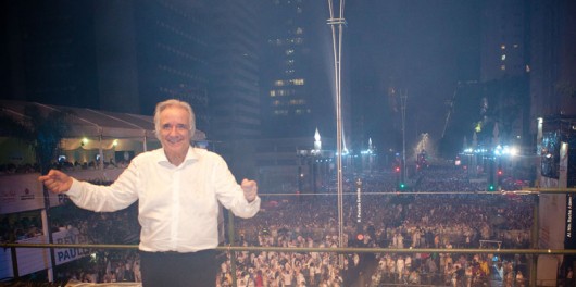 Maestro João Carlos Martins no palco da Avenida Paulista de São Paulo 