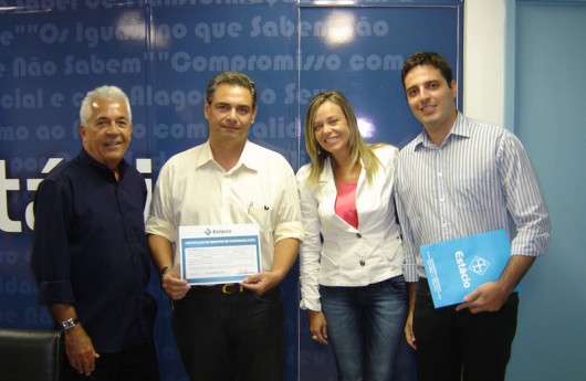  Da esquerda para a direita: Diretor da Estácio Fal, prof. Ruy Chaves, celebra parceria com o empresário José Humberto Lobo, na presença de Cristina Suruagy, gestora de desenvolvimento da faculdade, e Marcos Paulo, colaborador da construtora e aluno da instituição 