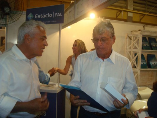 Estácio Fal na Feira dos Municípios Como anfitrião da Estácio FAL, diretor geral prof. Ruy Chaves trabalhou muito durante a Feira dos Municípios, explicando as novidades da instituição para os visitantes, entre eles, o governador Teotônio Vilela