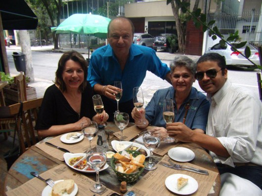 Verão 2012 começa agitado no Piano Piano com a presença VIP de Olga Bongiovanni Verão em São Paulo com Olga Bongiovanni, Maria C. Damtas, Victor Cabral e o RP Ovadia Saadia (de azul)