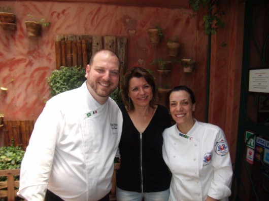 Os Chefs Felipe Cilli e Danyela Grandi recebem Olga Bongiovanni no restaurante italiano Piano Piano, em Moema, SP