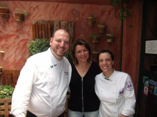Verão 2012 começa agitado no Piano Piano com a presença VIP de Olga Bongiovanni Os Chefs Felipe Cilli e Danyela Grandi recebem Olga Bongiovanni no restaurante italiano Piano Piano, em Moema, SP