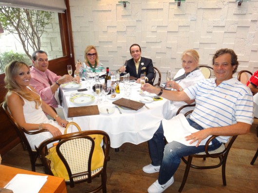 Aniversário A anfitriã, Marlene Tuffi, e Ricard Lowndes, a aniversariante Helena Mottin, o Conde Chiquinho Scarpa, Conny Lowndes e Edinho Veneziani