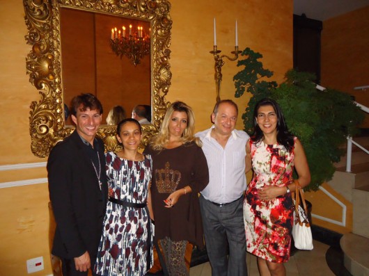 Nas cores de São Paulo e do Brasil A aniversariante (dir.) Lúcia Fernandes, com o casal (esq.) Roberto e Rozangela Nogueira, mais Ovadia Saadia, da Apacos, e Christina Bueno